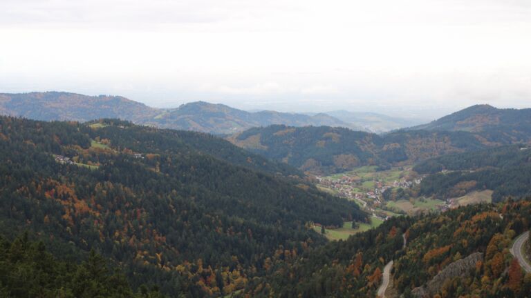 Dieses Bild zeigt eine Webcam-Aufnahme vom Achertal, aufgenommen am Freitag, den 17.10.2025 um 12:40 Uhr. Die Temperatur betrug 7°C.