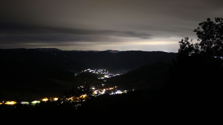 Dieses Bild zeigt eine Webcam-Aufnahme vom Achertal, aufgenommen am Mittwoch, den 19.08.2026 um 04:50 Uhr. Die Temperatur betrug 16.1°C.