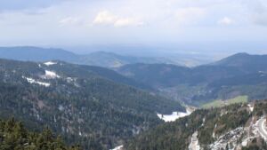 Dieses Bild zeigt eine Webcam-Aufnahme vom Achertal, aufgenommen am Mittwoch, den 01.04.2026 um 14:10 Uhr. Die Temperatur betrug 2.1°C.