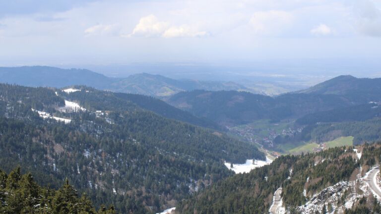 Dieses Bild zeigt eine Webcam-Aufnahme vom Achertal, aufgenommen am Mittwoch, den 01.04.2026 um 14:10 Uhr. Die Temperatur betrug 2.1°C.