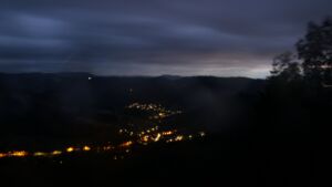 Dieses Bild zeigt eine Webcam-Aufnahme vom Achertal, aufgenommen am Freitag, den 12.06.2026 um 22:20 Uhr. Die Temperatur betrug 12.9°C.