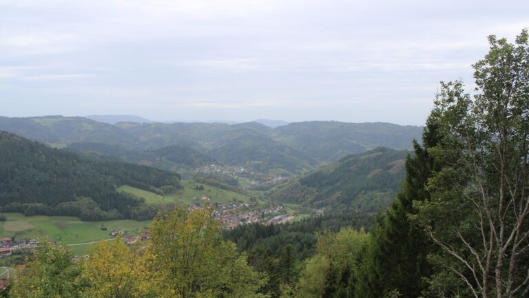 Dieses Bild zeigt eine Webcam-Aufnahme vom Achertal, aufgenommen am Montag, den 26.10.2026 um 13:30 Uhr. Die Temperatur betrug 10.2°C.