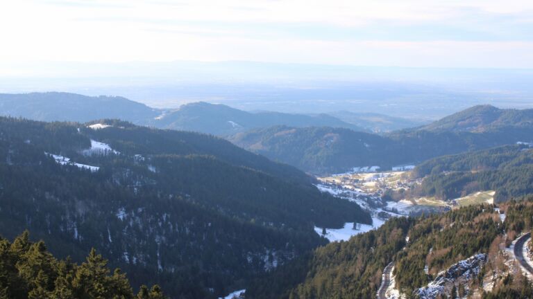 Dieses Bild zeigt eine Webcam-Aufnahme vom Achertal, aufgenommen am Dienstag, den 13.01.2026 um 15:20 Uhr. Die Temperatur betrug 7.4°C.