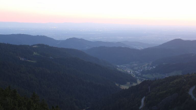 Dieses Bild zeigt eine Webcam-Aufnahme vom Achertal, aufgenommen am Samstag, den 12.07.2025 um 22:00 Uhr. Die Temperatur betrug 16.4°C.