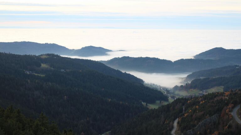Dieses Bild zeigt eine Webcam-Aufnahme vom Achertal, aufgenommen am Montag, den 10.11.2025 um 16:20 Uhr. Die Temperatur betrug 7.4°C.