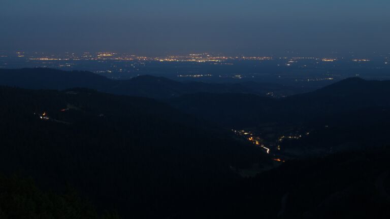 Dieses Bild zeigt eine Webcam-Aufnahme vom Achertal, aufgenommen am Sonntag, den 22.06.2025 um 04:20 Uhr. Die Temperatur betrug 19.6°C.