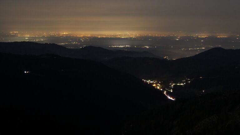 Dieses Bild zeigt eine Webcam-Aufnahme vom Achertal, aufgenommen am Sonntag, den 08.03.2026 um 01:30 Uhr. Die Temperatur betrug 9.4°C.