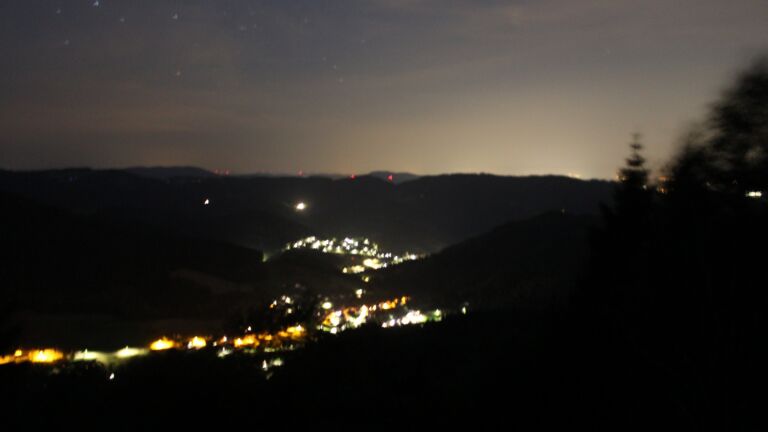 Dieses Bild zeigt eine Webcam-Aufnahme vom Achertal, aufgenommen am Freitag, den 26.06.2026 um 03:20 Uhr. Die Temperatur betrug 27.7°C.