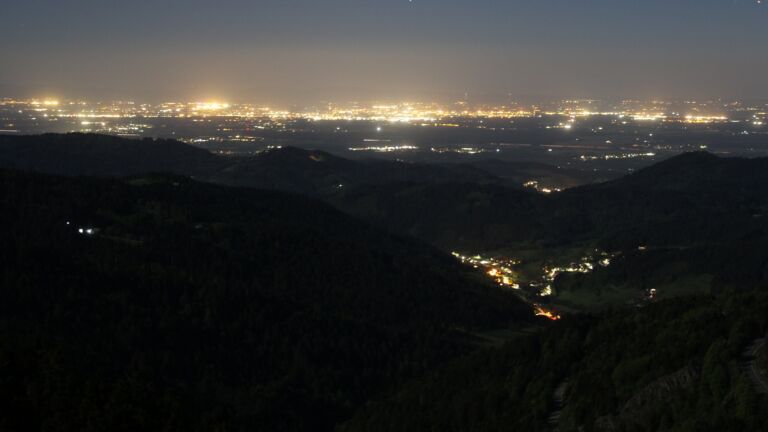 Dieses Bild zeigt eine Webcam-Aufnahme vom Achertal, aufgenommen am Mittwoch, den 29.04.2026 um 22:30 Uhr. Die Temperatur betrug 7.8°C.