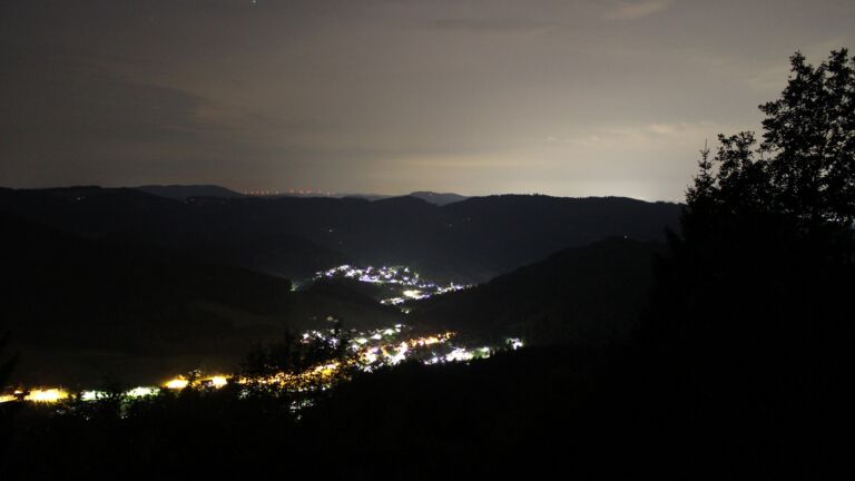 Dieses Bild zeigt eine Webcam-Aufnahme vom Achertal, aufgenommen am Mittwoch, den 15.07.2026 um 23:50 Uhr. Die Temperatur betrug 21.3°C.