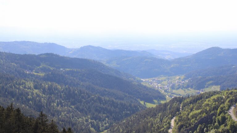 Dieses Bild zeigt eine Webcam-Aufnahme vom Achertal, aufgenommen am Montag, den 12.05.2025 um 17:40 Uhr. Die Temperatur betrug 15.2°C.