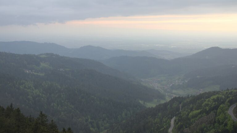 Dieses Bild zeigt eine Webcam-Aufnahme vom Achertal, aufgenommen am Sonntag, den 04.05.2025 um 19:10 Uhr. Die Temperatur betrug 3.8°C.