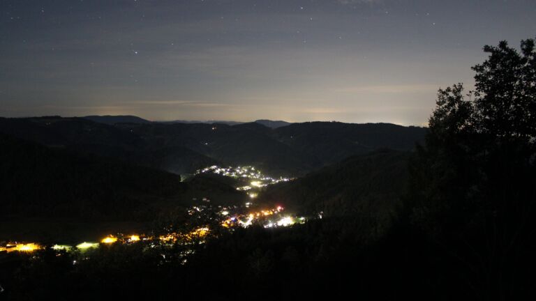 Dieses Bild zeigt eine Webcam-Aufnahme vom Achertal, aufgenommen am Sonntag, den 04.10.2026 um 01:30 Uhr. Die Temperatur betrug 15.8°C.