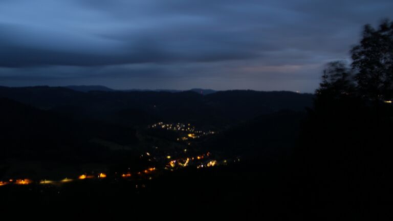 Dieses Bild zeigt eine Webcam-Aufnahme vom Achertal, aufgenommen am Samstag, den 13.06.2026 um 04:30 Uhr. Die Temperatur betrug 14.1°C.
