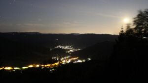 Dieses Bild zeigt eine Webcam-Aufnahme vom Achertal, aufgenommen am Montag, den 20.07.2026 um 23:10 Uhr. Die Temperatur betrug 13.5°C.
