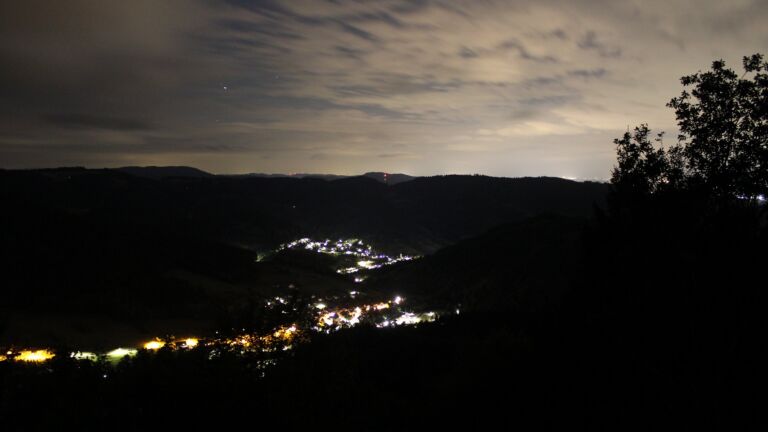 Dieses Bild zeigt eine Webcam-Aufnahme vom Achertal, aufgenommen am Donnerstag, den 20.08.2026 um 04:40 Uhr. Die Temperatur betrug 17.2°C.