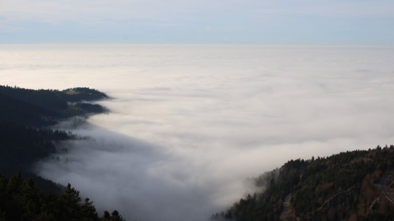 Dieses Bild zeigt eine Webcam-Aufnahme vom Achertal, aufgenommen am Montag, den 22.12.2025 um 14:50 Uhr. Die Temperatur betrug 7.4°C.