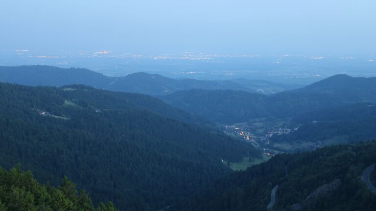 Dieses Bild zeigt eine Webcam-Aufnahme vom Achertal, aufgenommen am Donnerstag, den 12.06.2025 um 04:40 Uhr. Die Temperatur betrug 12.2°C.