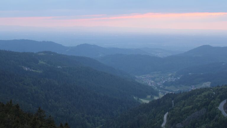 Dieses Bild zeigt eine Webcam-Aufnahme vom Achertal, aufgenommen am Samstag, den 17.05.2025 um 21:20 Uhr. Die Temperatur betrug 9.2°C.