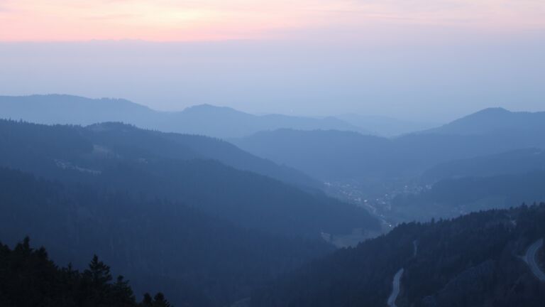 Dieses Bild zeigt eine Webcam-Aufnahme vom Achertal, aufgenommen am Sonntag, den 08.03.2026 um 18:40 Uhr. Die Temperatur betrug 9.5°C.