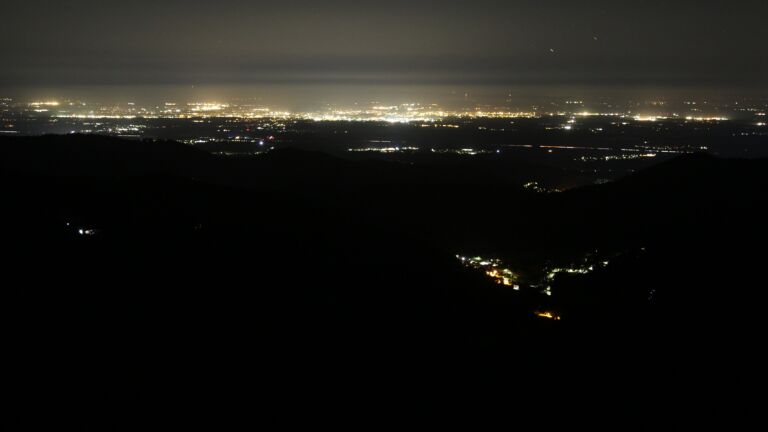 Dieses Bild zeigt eine Webcam-Aufnahme vom Achertal, aufgenommen am Freitag, den 19.09.2025 um 04:00 Uhr. Die Temperatur betrug 17.4°C.