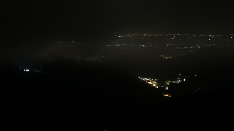Dieses Bild zeigt eine Webcam-Aufnahme vom Achertal, aufgenommen am Samstag, den 25.10.2025 um 22:00 Uhr. Die Temperatur betrug 4°C.
