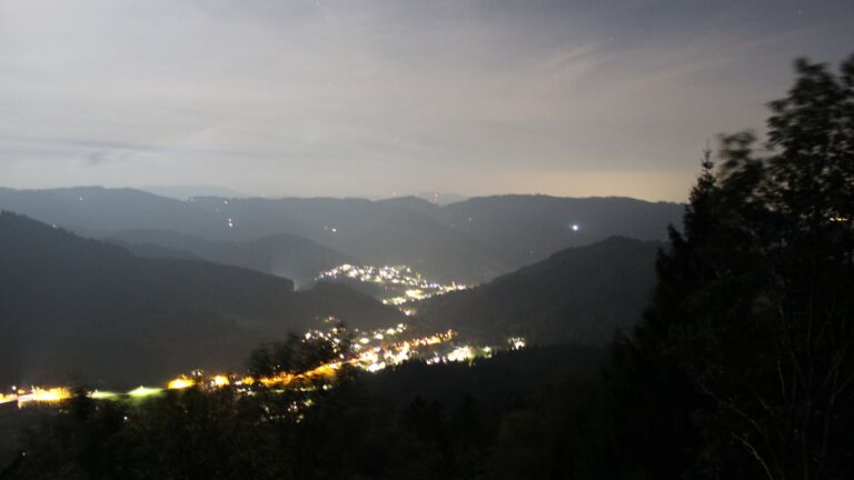 Dieses Bild zeigt eine Webcam-Aufnahme vom Achertal, aufgenommen am Montag, den 19.10.2026 um 21:00 Uhr. Die Temperatur betrug 9.7°C.