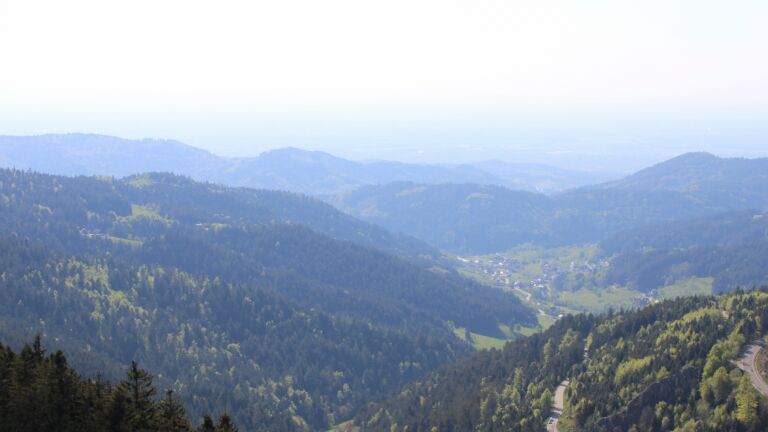 Dieses Bild zeigt eine Webcam-Aufnahme vom Achertal, aufgenommen am Mittwoch, den 30.04.2025 um 17:10 Uhr. Die Temperatur betrug 18°C.