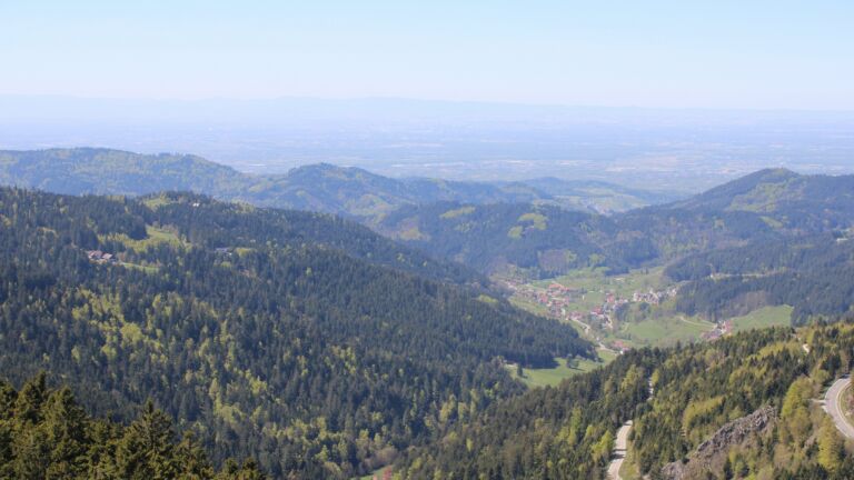 Dieses Bild zeigt eine Webcam-Aufnahme vom Achertal, aufgenommen am Donnerstag, den 23.04.2026 um 13:40 Uhr. Die Temperatur betrug 13.8°C.