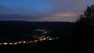 Dieses Bild zeigt eine Webcam-Aufnahme vom Achertal, aufgenommen am Dienstag, den 09.06.2026 um 22:40 Uhr. Die Temperatur betrug 10.9°C.