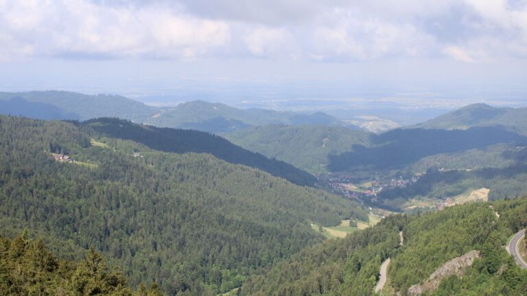 Dieses Bild zeigt eine Webcam-Aufnahme vom Achertal, aufgenommen am Freitag, den 23.05.2025 um 10:20 Uhr. Die Temperatur betrug 5.6°C.
