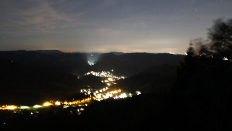 Dieses Bild zeigt eine Webcam-Aufnahme vom Achertal, aufgenommen am Freitag, den 02.10.2026 um 23:30 Uhr. Die Temperatur betrug 14.1°C.