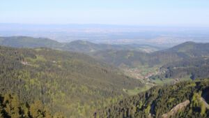 Dieses Bild zeigt eine Webcam-Aufnahme vom Achertal, aufgenommen am Montag, den 27.04.2026 um 08:10 Uhr. Die Temperatur betrug 15.9°C.