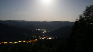 Dieses Bild zeigt eine Webcam-Aufnahme vom Achertal, aufgenommen am Donnerstag, den 28.05.2026 um 01:30 Uhr. Die Temperatur betrug 18.5°C.