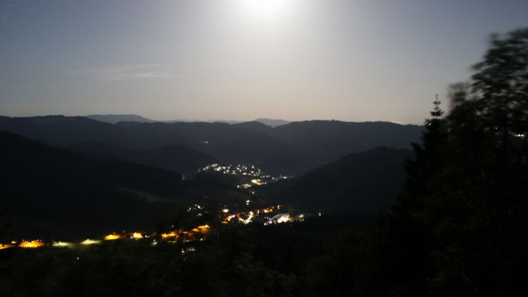 Dieses Bild zeigt eine Webcam-Aufnahme vom Achertal, aufgenommen am Donnerstag, den 28.05.2026 um 01:30 Uhr. Die Temperatur betrug 18.5°C.