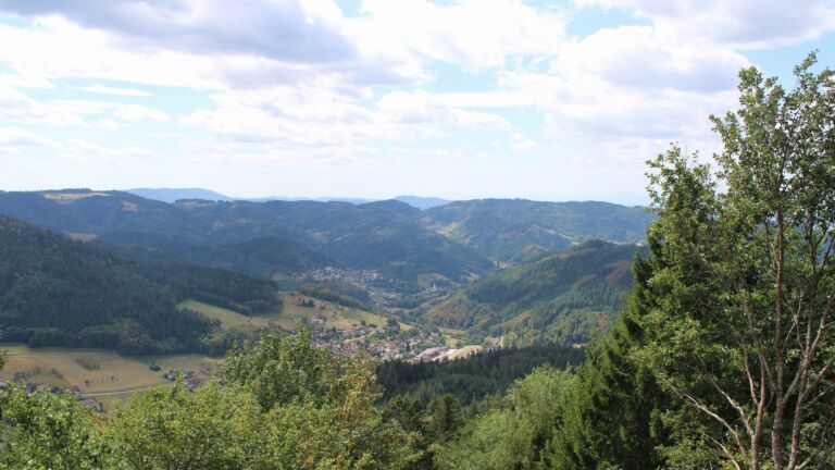 Dieses Bild zeigt eine Webcam-Aufnahme vom Achertal, aufgenommen am Mittwoch, den 19.08.2026 um 13:40 Uhr. Die Temperatur betrug 26.1°C.