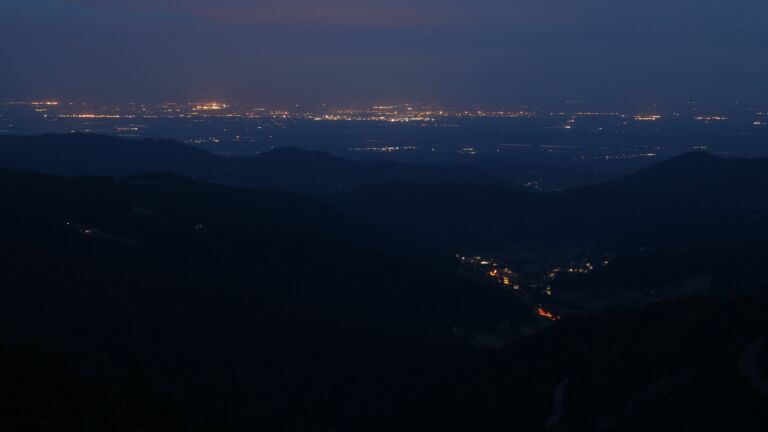 Dieses Bild zeigt eine Webcam-Aufnahme vom Achertal, aufgenommen am Freitag, den 23.05.2025 um 04:40 Uhr. Die Temperatur betrug 3.7°C.
