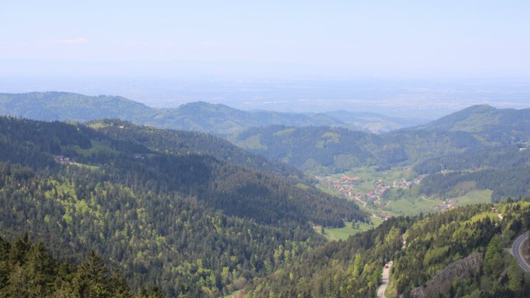 Dieses Bild zeigt eine Webcam-Aufnahme vom Achertal, aufgenommen am Mittwoch, den 30.04.2025 um 12:50 Uhr. Die Temperatur betrug 17°C.