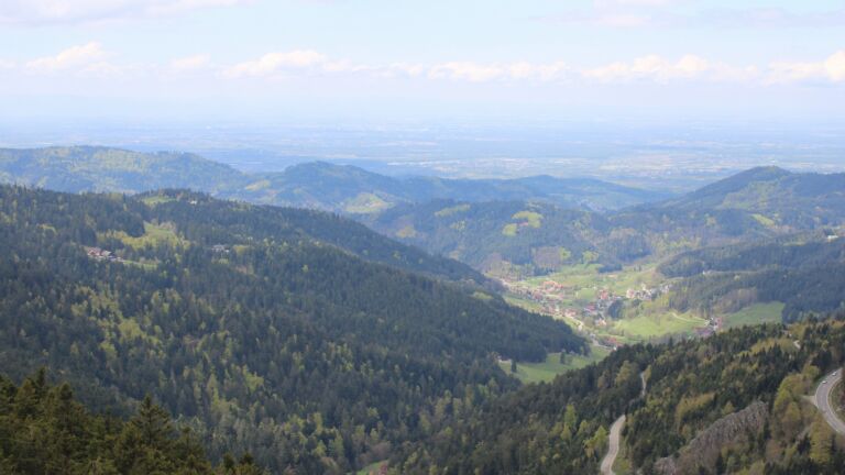 Dieses Bild zeigt eine Webcam-Aufnahme vom Achertal, aufgenommen am Dienstag, den 21.04.2026 um 13:20 Uhr. Die Temperatur betrug 4.9°C.