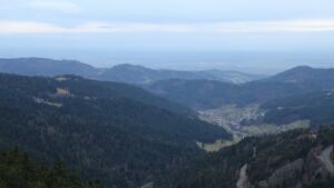 Dieses Bild zeigt eine Webcam-Aufnahme vom Achertal, aufgenommen am Freitag, den 19.12.2025 um 16:10 Uhr. Die Temperatur betrug 7.1°C.