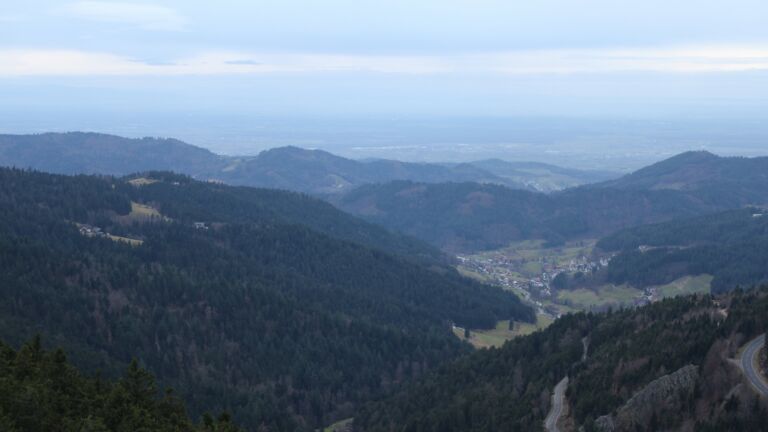 Dieses Bild zeigt eine Webcam-Aufnahme vom Achertal, aufgenommen am Freitag, den 19.12.2025 um 16:10 Uhr. Die Temperatur betrug 7.1°C.