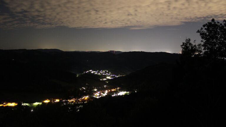 Dieses Bild zeigt eine Webcam-Aufnahme vom Achertal, aufgenommen am Dienstag, den 15.09.2026 um 04:00 Uhr. Die Temperatur betrug 18.1°C.