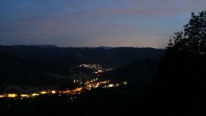 Dieses Bild zeigt eine Webcam-Aufnahme vom Achertal, aufgenommen am Montag, den 01.06.2026 um 22:40 Uhr. Die Temperatur betrug 17.2°C.