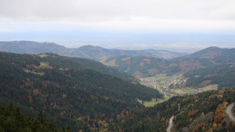 Dieses Bild zeigt eine Webcam-Aufnahme vom Achertal, aufgenommen am Dienstag, den 28.10.2025 um 09:50 Uhr. Die Temperatur betrug 4.6°C.