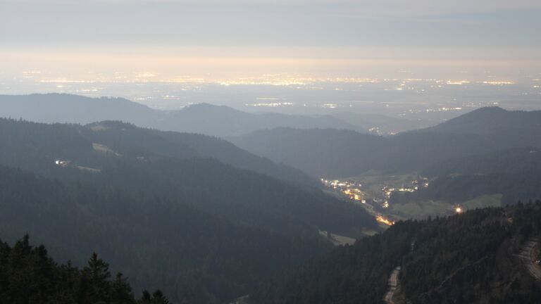 Dieses Bild zeigt eine Webcam-Aufnahme vom Achertal, aufgenommen am Mittwoch, den 04.03.2026 um 04:00 Uhr. Die Temperatur betrug 3.9°C.