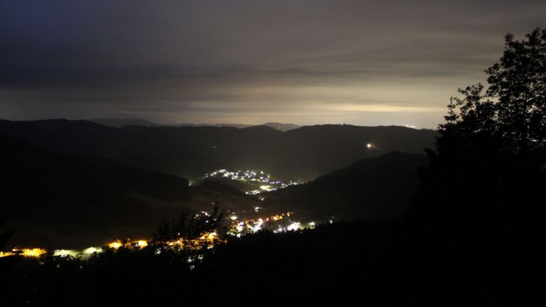 Dieses Bild zeigt eine Webcam-Aufnahme vom Achertal, aufgenommen am Montag, den 01.06.2026 um 03:50 Uhr. Die Temperatur betrug 12.2°C.