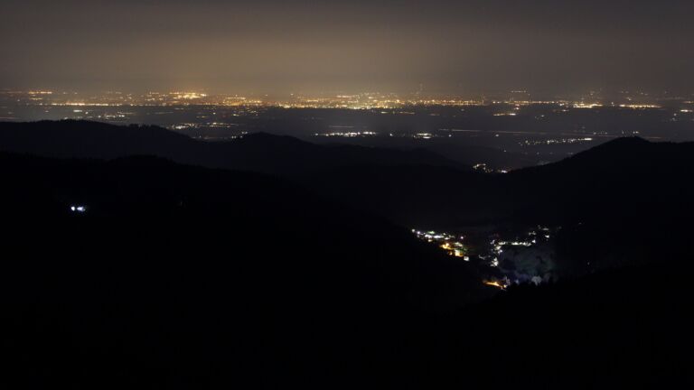 Dieses Bild zeigt eine Webcam-Aufnahme vom Achertal, aufgenommen am Montag, den 23.03.2026 um 05:00 Uhr. Die Temperatur betrug 5.2°C.
