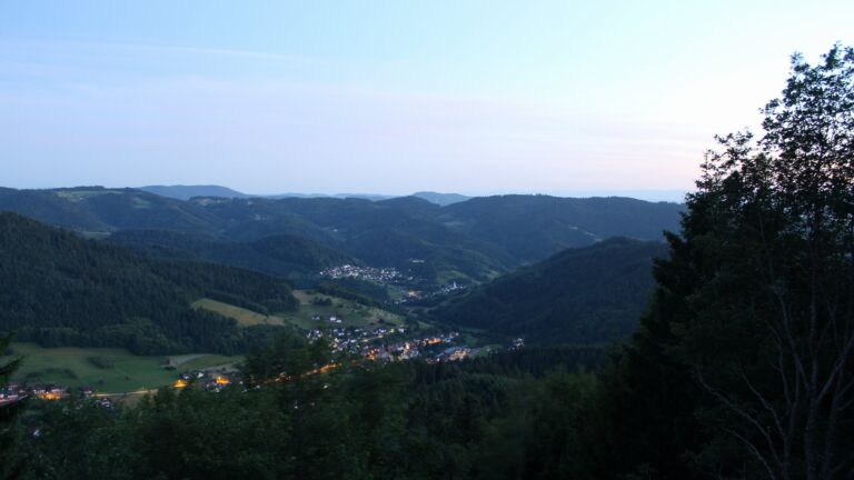 Dieses Bild zeigt eine Webcam-Aufnahme vom Achertal, aufgenommen am Samstag, den 13.06.2026 um 22:10 Uhr. Die Temperatur betrug 18.2°C.