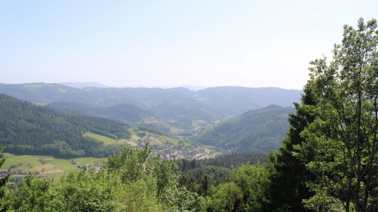 Dieses Bild zeigt eine Webcam-Aufnahme vom Achertal, aufgenommen am Montag, den 25.05.2026 um 16:40 Uhr. Die Temperatur betrug 32.8°C.