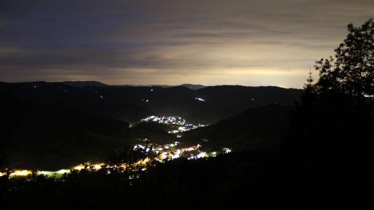Dieses Bild zeigt eine Webcam-Aufnahme vom Achertal, aufgenommen am Freitag, den 15.05.2026 um 22:40 Uhr. Die Temperatur betrug 4.4°C.